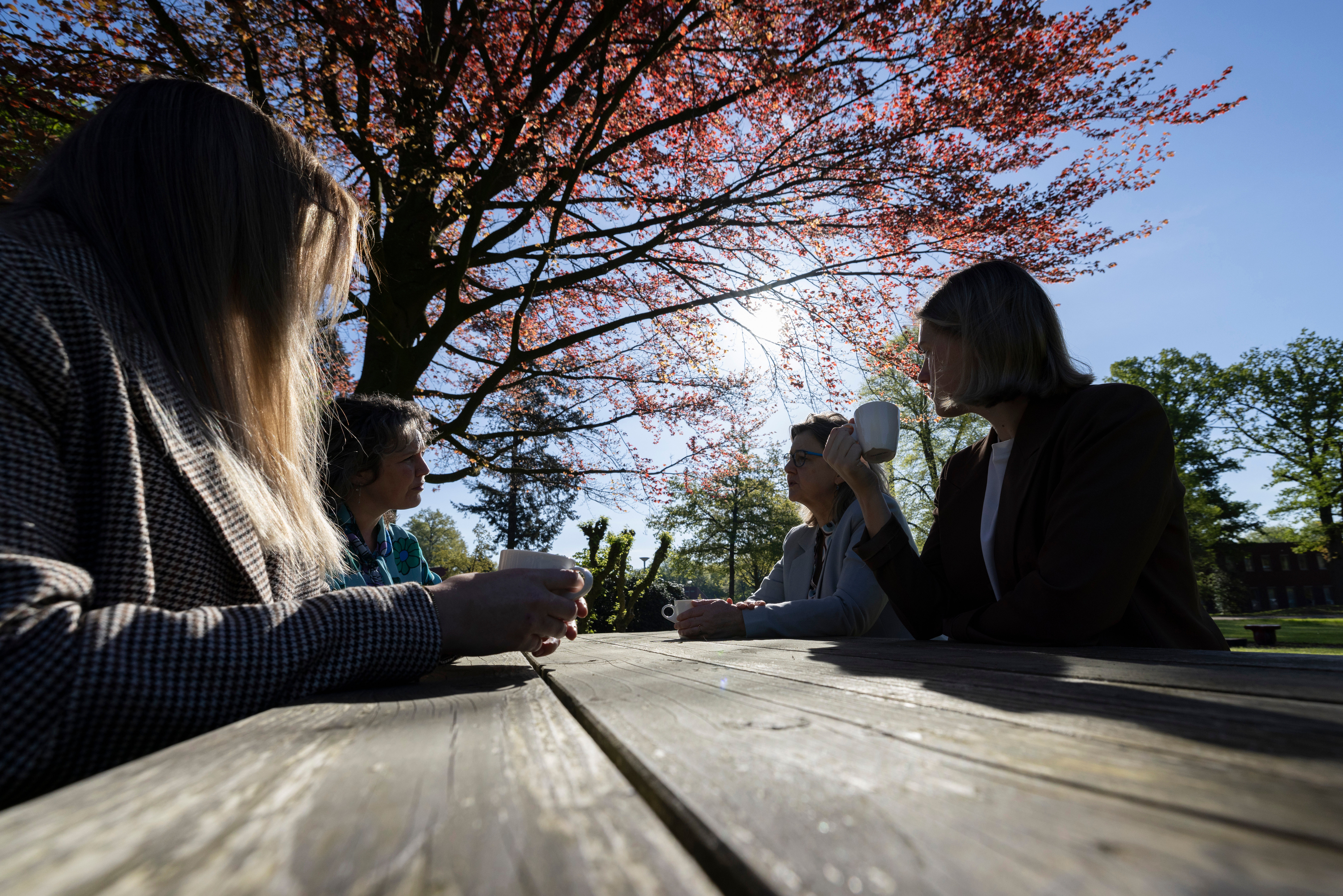 GG Net Picknicktafel koffiedrinken tegenlicht 009 HR